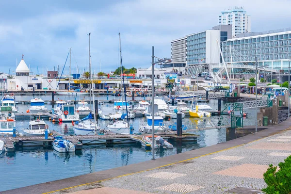 Ponta Delgada, Portekiz, 25 Haziran 2021: Portekiz 'in Ponta Delgada limanındaki yatlar.