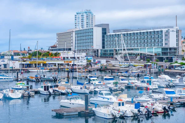 Ponta Delgada, Portekiz, 25 Haziran 2021: Portekiz 'in Ponta Delgada limanındaki yatlar.