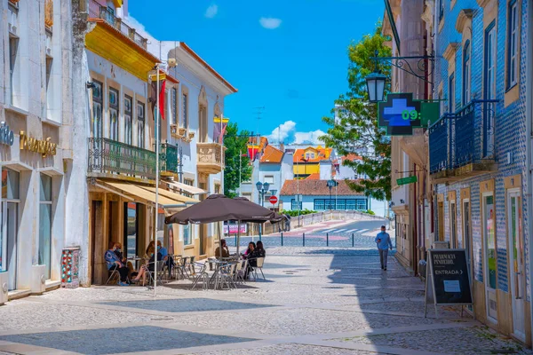 Tomar, Portekiz, 22 Haziran 2021: Portekiz 'in eski Tomar kentindeki Dar Sokak.