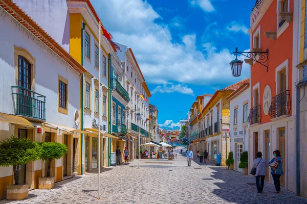 Tomar, Portekiz, 22 Haziran 2021: Portekiz 'in eski Tomar kentindeki Dar Sokak.