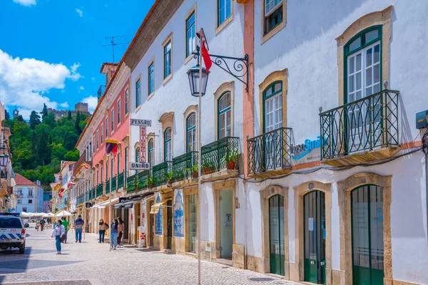 Tomar, Portekiz, 22 Haziran 2021: Portekiz 'in eski Tomar kentindeki Dar Sokak.