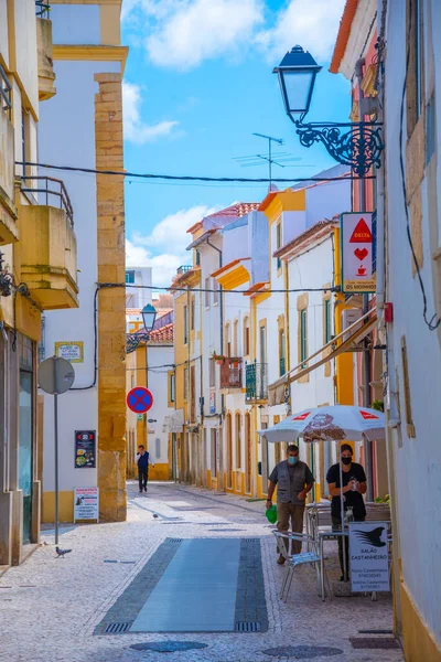 Tomar, Portekiz, 22 Haziran 2021: Portekiz 'in eski Tomar kentindeki Dar Sokak.