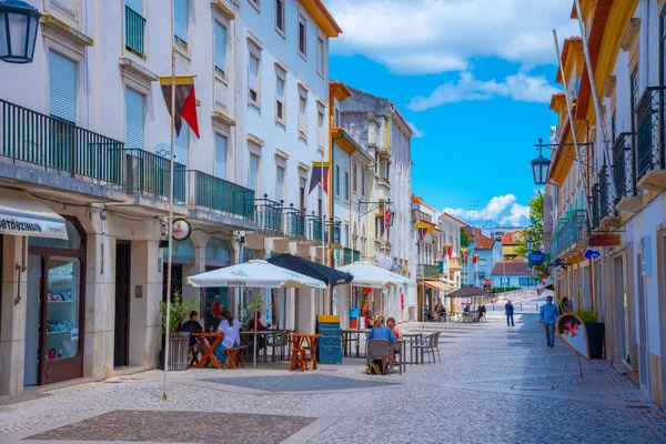 Tomar, Portekiz, 22 Haziran 2021: Portekiz 'in eski Tomar kentindeki Dar Sokak.