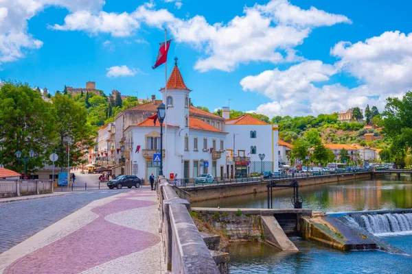 Tomar, Portekiz, 22 Haziran 2021: Portekiz 'deki eski Tomar kasabasına giden köprü.