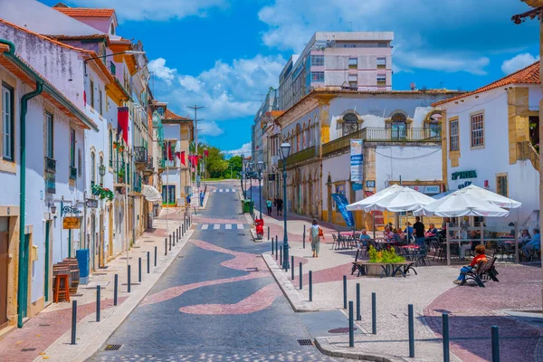 Tomar, Portekiz, 22 Haziran 2021: Portekiz 'in eski Tomar kentindeki Dar Sokak.