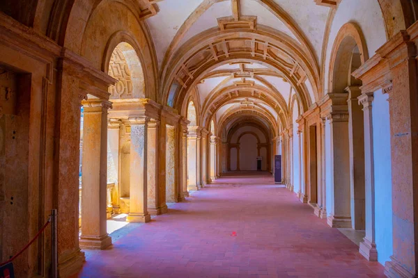 Tomar, Portekiz, 22 Haziran 2021: Tomar, Portekiz 'deki manastırın içindeki koridor.