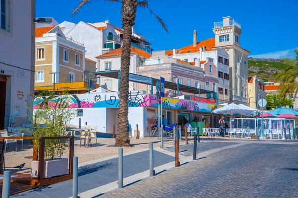 Sesimbra, Portekiz, 21 Haziran 2021: Portekiz 'in Susimbra kentindeki eski şehrin dar sokakları.