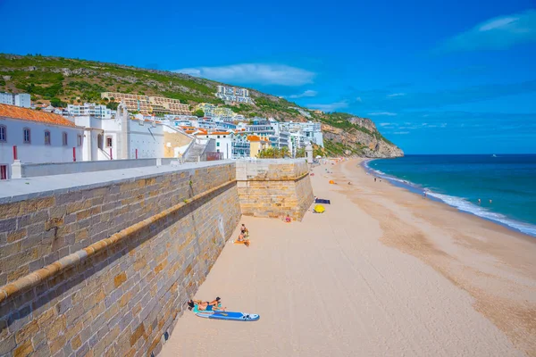 Sesimbra, Portekiz, 21 Haziran 2021: Portekiz kıyı kasabası Sesimbra 'da Forte de Santiago.