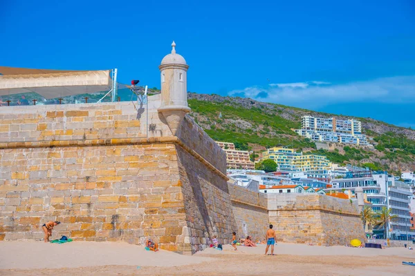 Sesimbra, Portekiz, 21 Haziran 2021: Portekiz kıyı kasabası Sesimbra 'da Forte de Santiago.