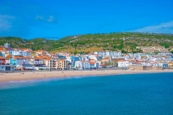 Sesimbra, Portekiz, 21 Haziran 2021: İnsanlar Portekiz sahil kasabası Sesimbra 'da güneşli bir günün tadını çıkarıyorlar.