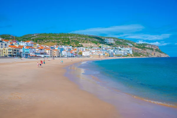 Sesimbra, Portekiz, 21 Haziran 2021: İnsanlar Portekiz sahil kasabası Sesimbra 'da güneşli bir günün tadını çıkarıyorlar.