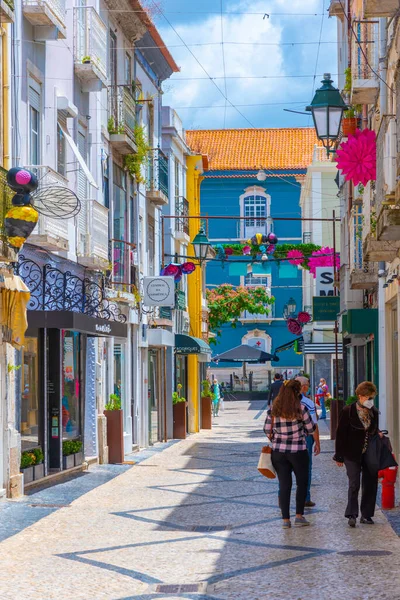 Setubal, Portekiz, 21 Haziran 2021: Portekiz 'in Setubal kasabasındaki Dar Sokak.