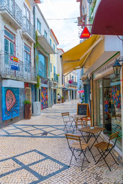 Setubal, Portekiz, 21 Haziran 2021: Portekiz 'in Setubal kasabasındaki Dar Sokak.