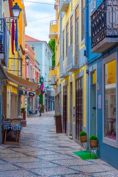 Setubal, Portekiz, 21 Haziran 2021: Portekiz 'in Setubal kasabasındaki Dar Sokak.