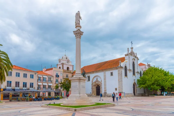 Setubal, Portekiz, 21 Haziran 2021: Portekiz 'in Setubal kentindeki Praca de Bocage Meydanı' ndaki Sao Juliao Kilisesi.