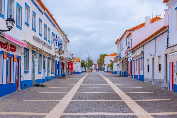 Porto Covo, Portekiz, 21 Haziran 2021: Portekiz 'in Porto Covo kentindeki eski şehrin Dar Caddesi.
