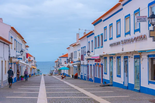 Porto Covo, Portekiz, 21 Haziran 2021: Portekiz 'in Porto Covo kentindeki eski şehrin Dar Caddesi.