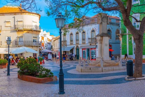 Lagos, Portekiz, 19 Haziran 2021: Portekiz 'in Lagos kentindeki eski şehrin ticari caddesi.