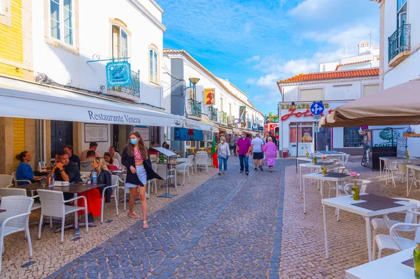 Lagos, Portekiz, 19 Haziran 2021: Portekiz 'in Lagos kentindeki eski şehrin ticari caddesi.