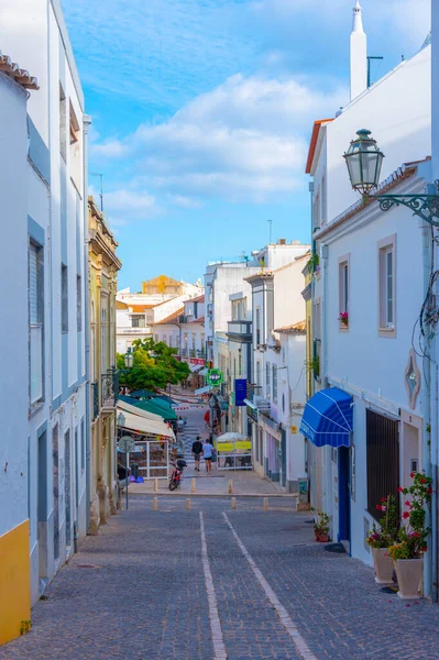 Lagos, Portekiz, 19 Haziran 2021: Portekiz 'in Lagos kentindeki eski şehrin ticari caddesi.