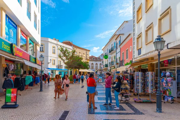 Lagos, Portekiz, 19 Haziran 2021: Portekiz 'in Lagos kentindeki eski şehrin ticari caddesi.