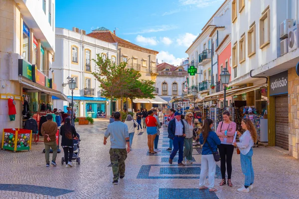 Lagos, Portekiz, 19 Haziran 2021: Portekiz 'in Lagos kentindeki eski şehrin ticari caddesi.