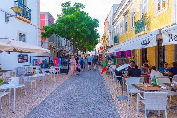 Lagos, Portekiz, 19 Haziran 2021: Portekiz 'in Lagos kentindeki eski şehrin ticari caddesi.