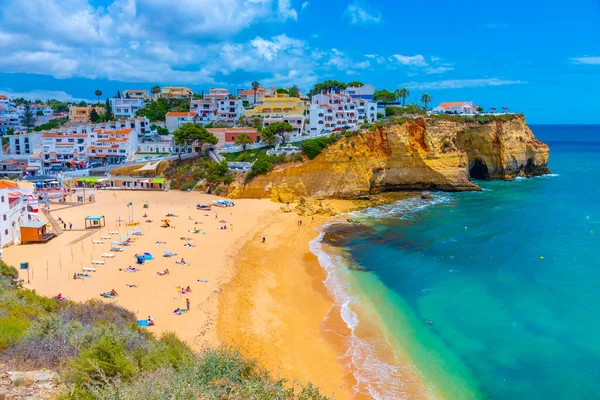 Carvoeiro, Portekiz, 19 Haziran 2021: Portekiz 'deki Praia de Carvoeiro plajında insanlar güneşleniyor.