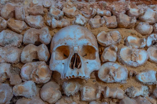 Faro, Portekiz, 18 Haziran 2021: Faro, Portekiz 'deki Carmo kilisesinde Capela dos Ossos.