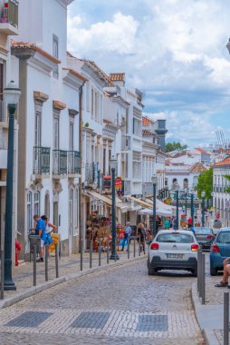 Tavira, Portekiz, 18 Haziran 2021: Portekiz 'in Tavira kentindeki eski şehrin ticari caddesi.