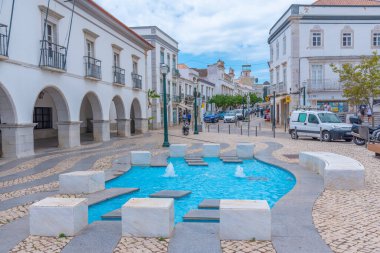 Tavira, Portekiz, 18 Haziran 2021: Portekiz 'in Tavira kentindeki eski kasabanın ana meydanı.