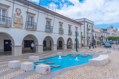 Tavira, Portekiz, 18 Haziran 2021: Portekiz 'in Tavira kentindeki eski kasabanın ana meydanı.