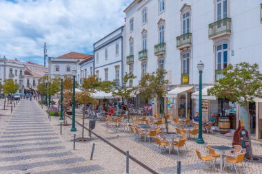 Tavira, Portekiz, 18 Haziran 2021: Portekiz 'in Tavira kentindeki eski kasabanın ana meydanı.
