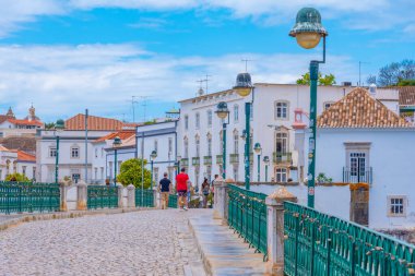 Tavira, Portekiz, 18 Haziran 2021: Portekiz 'in Tavira kasabasındaki Gilao Nehri üzerindeki Roma köprüsü.