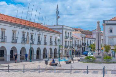 Tavira, Portekiz, 18 Haziran 2021: Portekiz 'in Tavira kentindeki eski kasabanın ana meydanı.