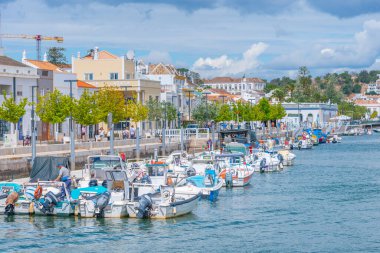 Tavira, Portekiz, 18 Haziran 2021: Portekiz, Tavira 'da Gilao nehrinin nehir kenarındaki evler.