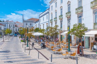 Tavira, Portekiz, 18 Haziran 2021: Portekiz 'in Tavira kentindeki eski kasabanın ana meydanı.