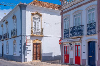 Tavira, Portekiz, 18 Haziran 2021: Portekiz, Tavira 'da Gilao nehrinin nehir kenarındaki evler.