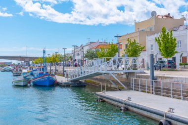 Tavira, Portekiz, 18 Haziran 2021: Portekiz, Tavira 'da Gilao nehrinin nehir kenarındaki evler.
