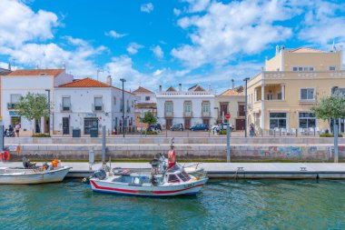 Tavira, Portekiz, 18 Haziran 2021: Portekiz, Tavira 'da Gilao nehrinin nehir kenarındaki evler.