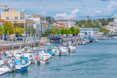 Tavira, Portekiz, 18 Haziran 2021: Portekiz, Tavira 'da Gilao nehrinin nehir kenarındaki evler.