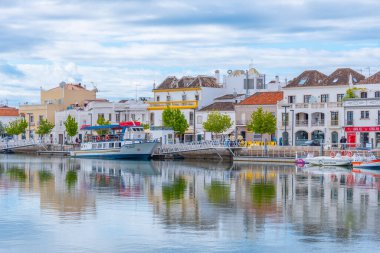Tavira, Portekiz, 18 Haziran 2021: Portekiz, Tavira 'da Gilao nehrinin nehir kenarındaki evler.