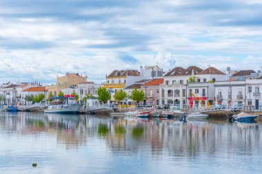 Tavira, Portekiz, 18 Haziran 2021: Portekiz, Tavira 'da Gilao nehrinin nehir kenarındaki evler.