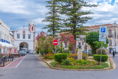 Tavira, Portekiz, 18 Haziran 2021: Portekiz 'in Tavira kentindeki eski kasabanın ana meydanı.