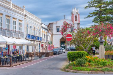 Tavira, Portekiz, 18 Haziran 2021: Portekiz 'in Tavira kentindeki eski kasabanın ana meydanı.