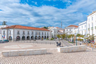 Tavira, Portekiz, 18 Haziran 2021: Portekiz 'in Tavira kentindeki eski kasabanın ana meydanı.