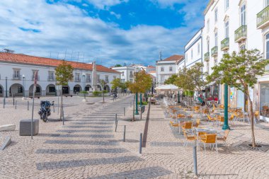 Tavira, Portekiz, 18 Haziran 2021: Portekiz 'in Tavira kentindeki eski kasabanın ana meydanı.