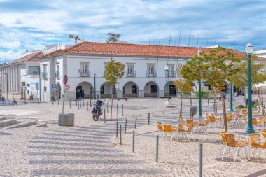 Tavira, Portekiz, 18 Haziran 2021: Portekiz 'in Tavira kentindeki eski kasabanın ana meydanı.