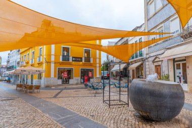 Beja, Portekiz, 17 Haziran 2021: Portekiz 'in Beja kentindeki ticaret caddesi.