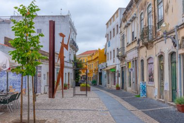 Beja, Portekiz, 17 Haziran 2021: Portekiz 'in Beja kentindeki ticaret caddesi.